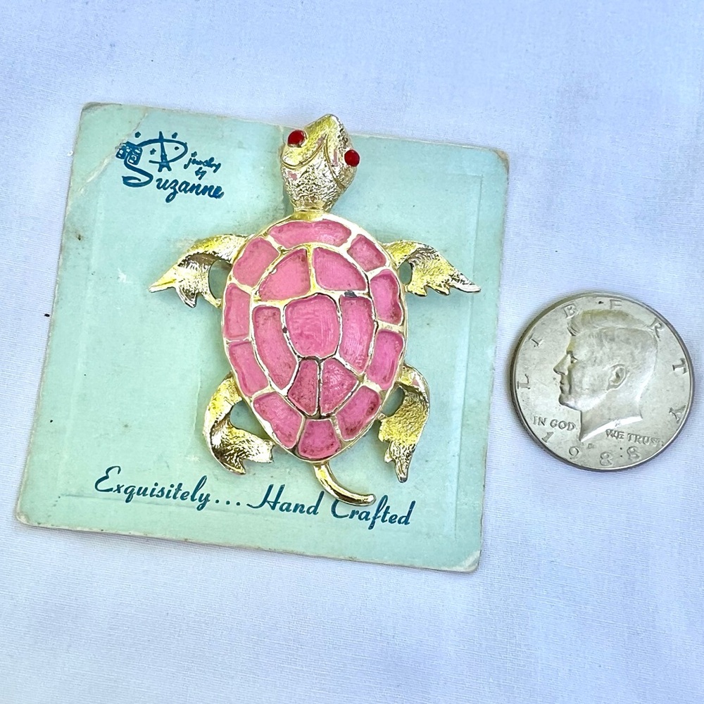 Retro 60s Turtle Brooch in Pink and Gold - Picture 3 of 3